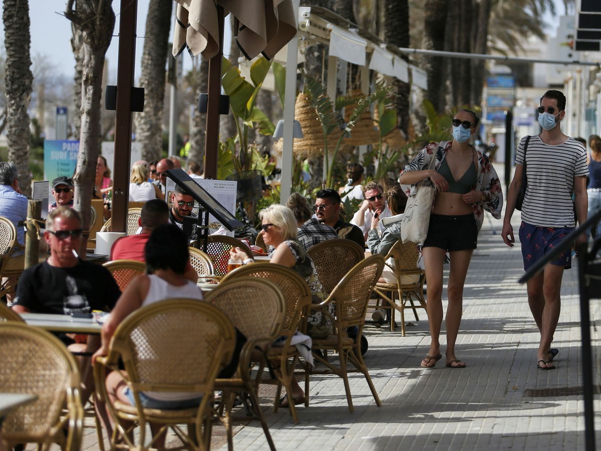 Foto: Varios turistas se toman una cerveza en una terraza de Mallorca. (Reuters/Enrique Calvo)