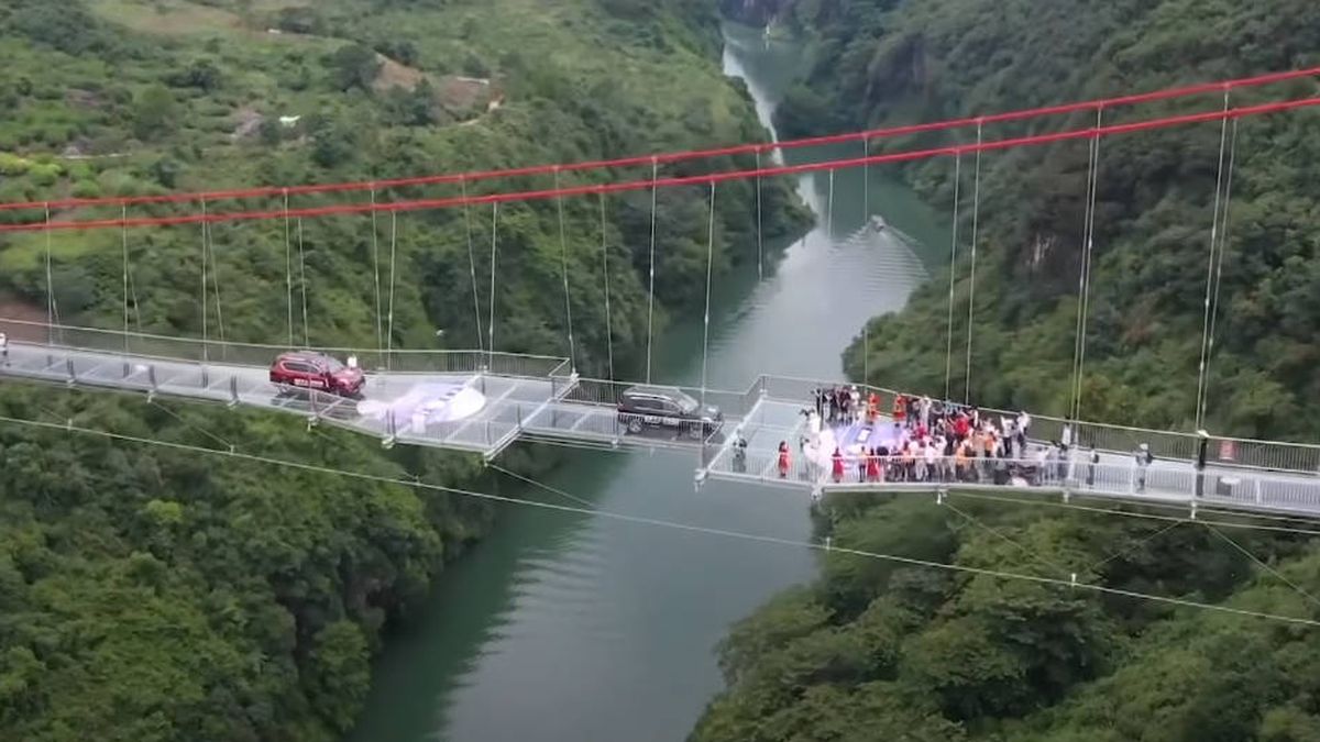 China inaugura un puente de cristal de récord: más de medio kilómetro