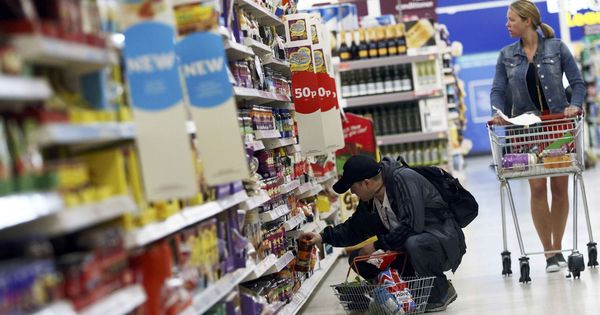 Foto: Británicos compran en un supermercado de Londres. (Reuters) 