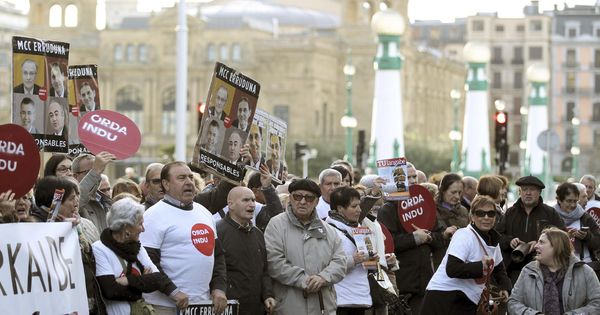 Foto: Afectados por la quiebra de Fagor y Edesa, en una protesta contra la Corporación Mondragón. (EFE)