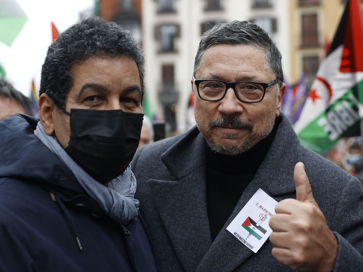 Foto:  El actor Carlos Bardem junto al delegado del Frente Polisario, Abdulah Arabi, durante la concentración por la autodeterminación del pueblo saharaui convocada por la Coordinadora Estatal de Asociaciones Solidarias con el Sáhara, este sábado frente al