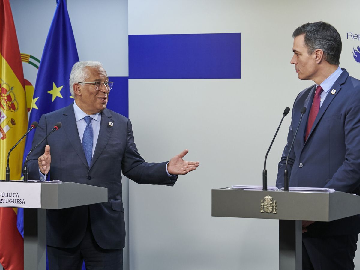 Foto: El presidente del Gobierno español, Pedro Sánchez (d), y el primer ministro de Portugal, António Costa. (EFE/Horst Wagner) 