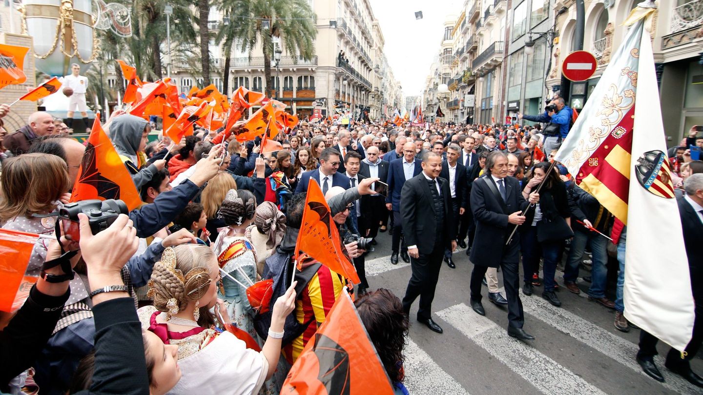 La marcha cívica de este 18 de marzo por la calles de Valencia para celebrar el centenario del club. (EFE)