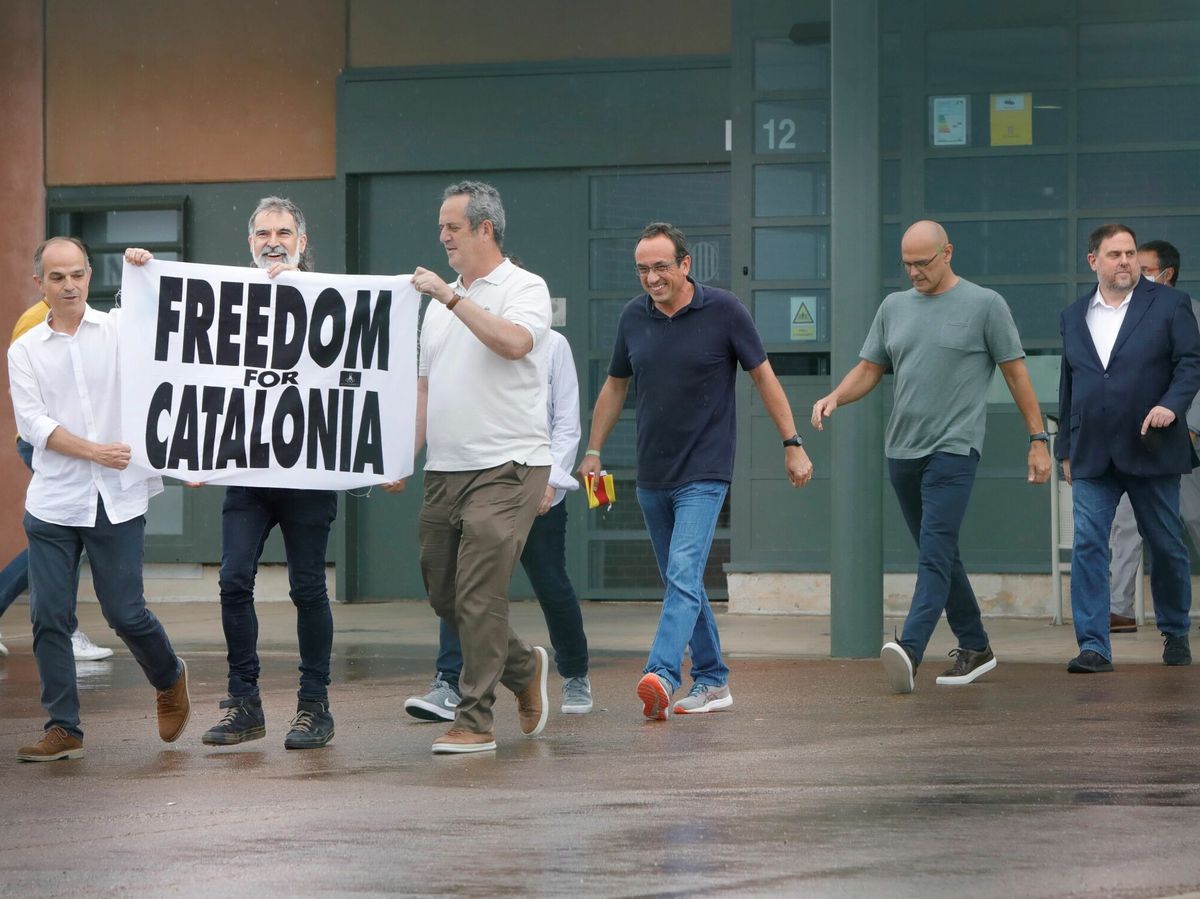 Foto: Los presos del 'procés' abandonan la cárcel de Lledoners. (EFE)