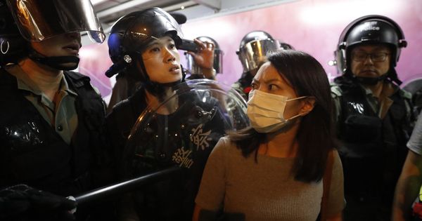 Foto: Policías chinos arrestan a una mujer en las protestas en Hong Kong este martes. (Reuters)