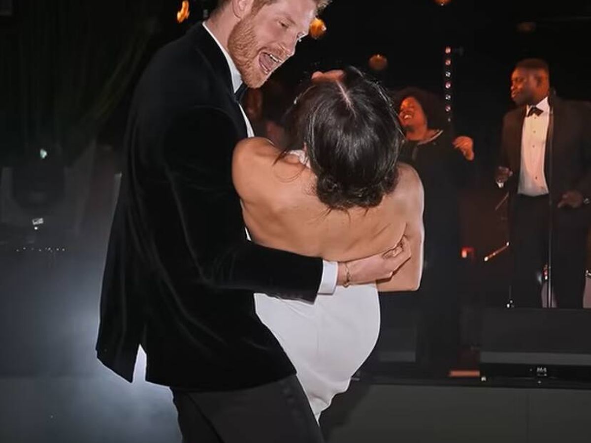 Foto: Harry y Meghan, en su primer baile como marido y mujer. (Netflix)