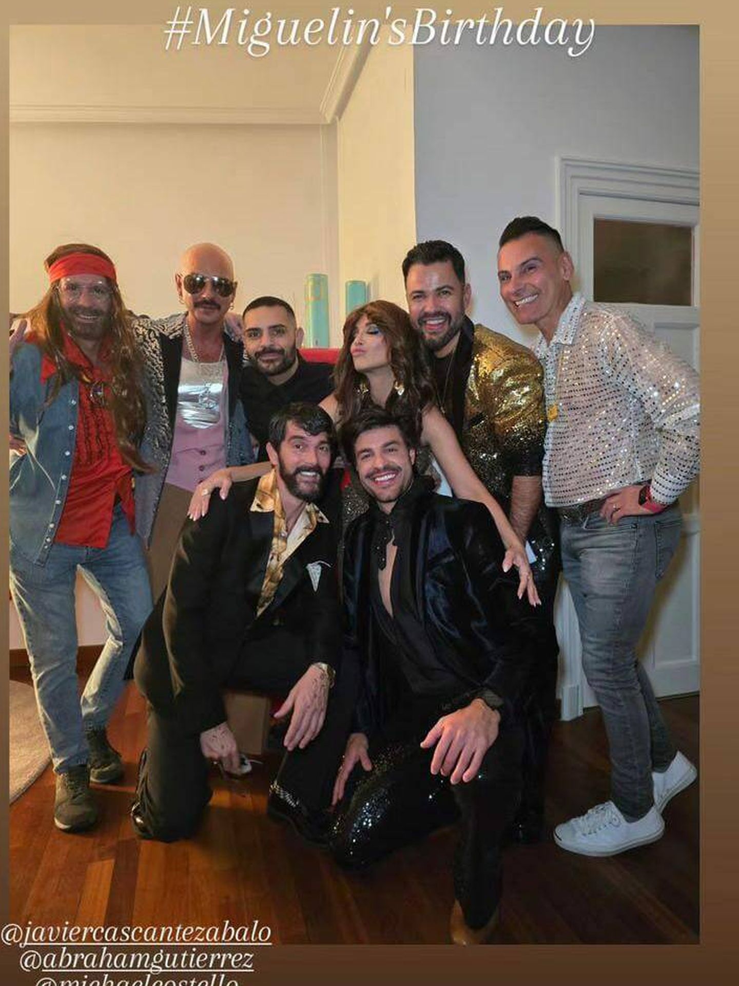 Paula, Miguel Torres y sus amigos en la fiesta de cumpleaños de su amigo y maquillador Miguel. (Instagram/@pau_eche)