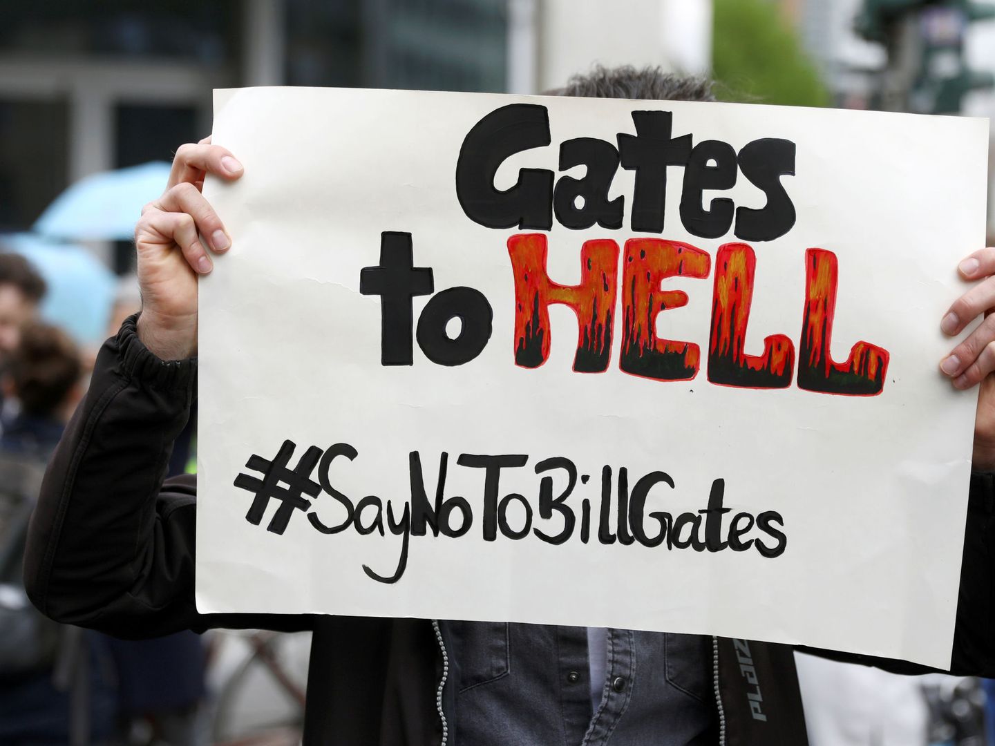 Un cartel contra Bill Gates en Alemania. (Reuters)