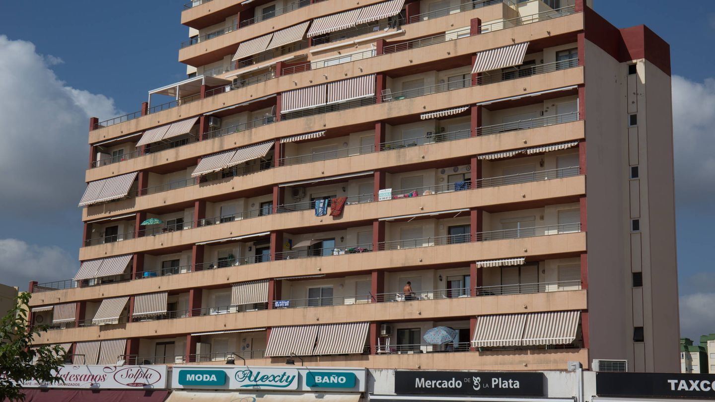 Edificio de apartamentos en primera línea se playa en Gandía. (D.B.)