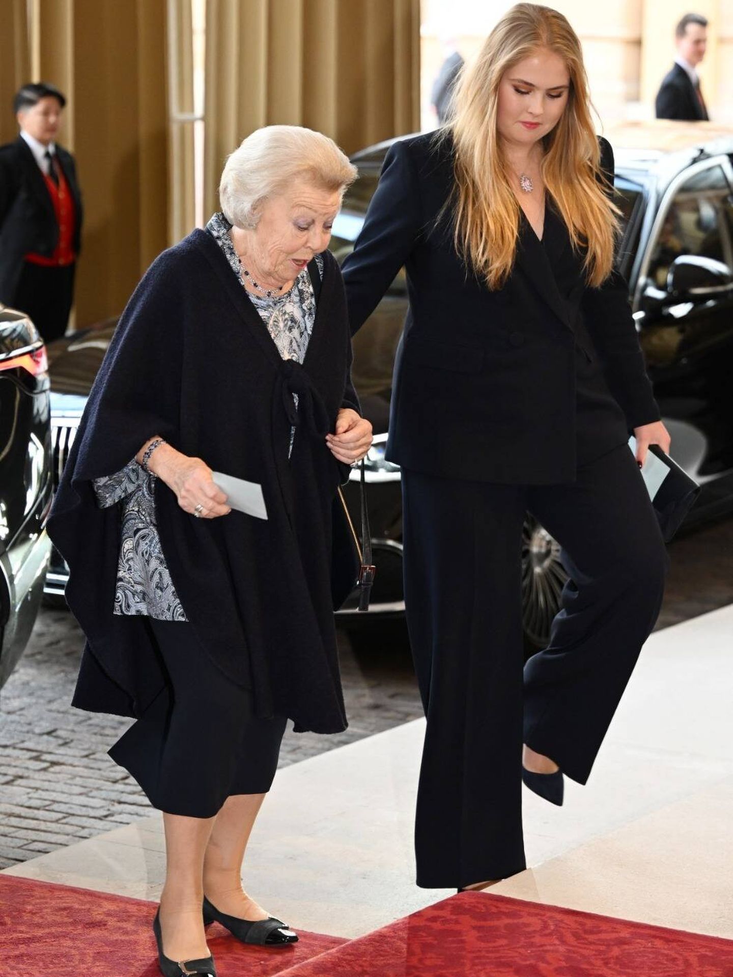 Amalia de Holanda, junto a su abuela, la princesa Beatriz, a su llegada al palacio de Buckingham. (Gtres)