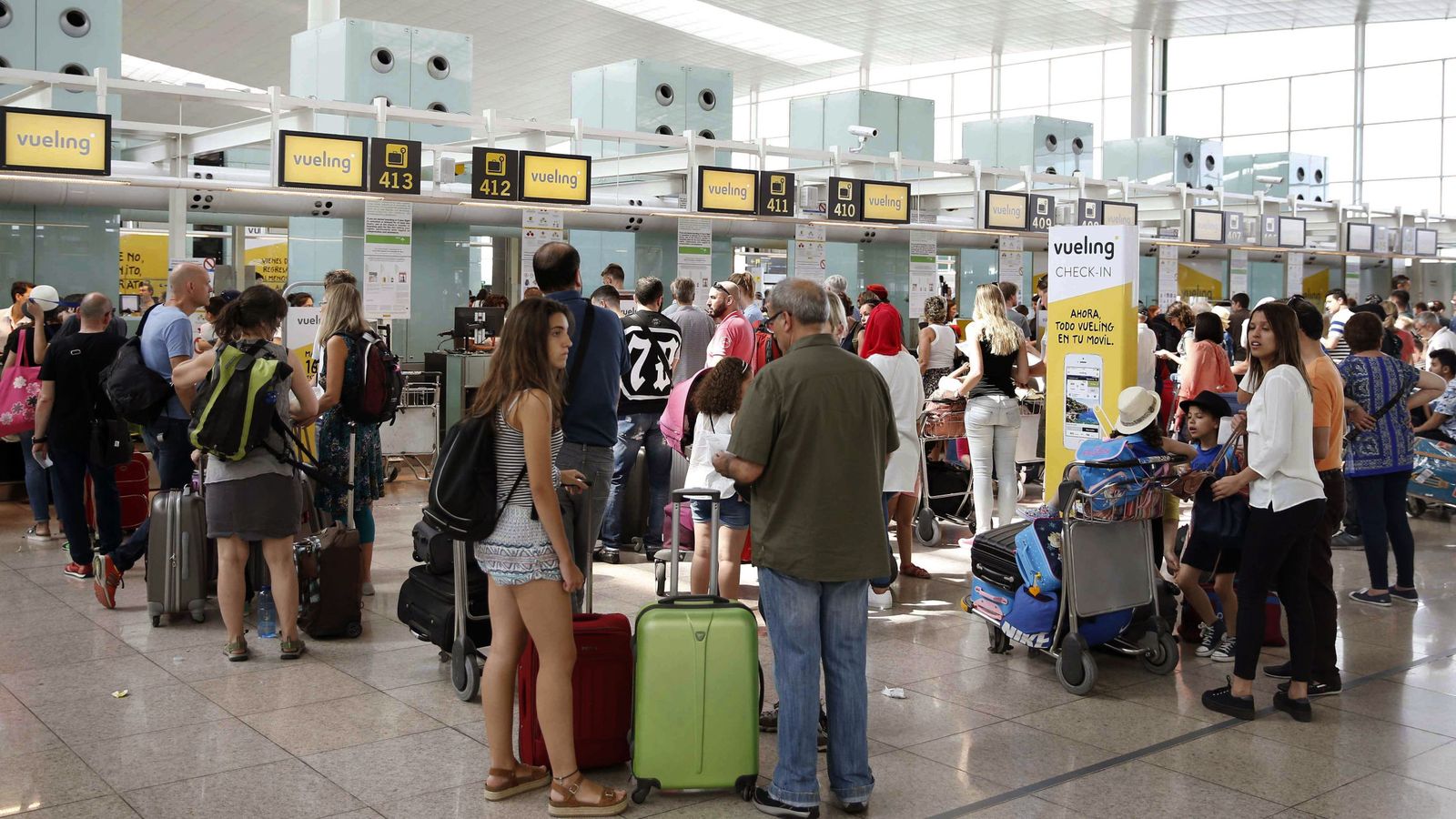 Foto: Colas de facturación en los mostradores de Vueling en la Terminal 1 del Aeropuerto de El Prat, en Barcelona, el pasado martes. (EFE)