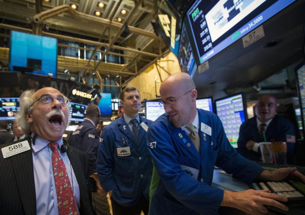 Foto: 'Traders' en la Bolsa de Nueva York, en una foto de archivo. (Reuters)