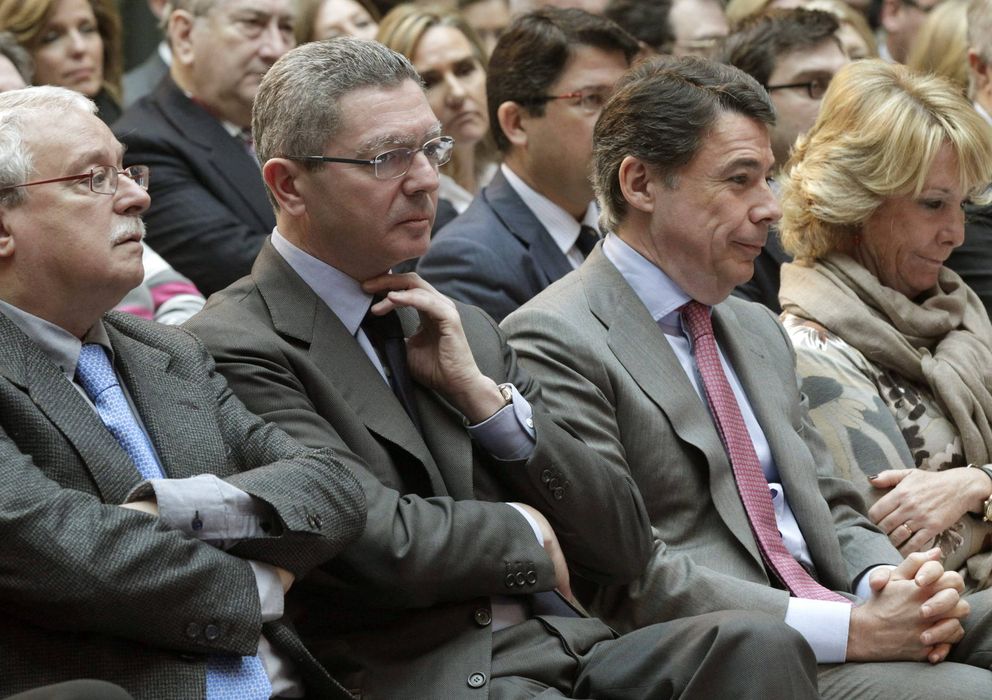 Foto: Joaquín Leguina junto al presidente de la Comunidad de Madrid, Ignacio González (2d), y los expresidentes Alberto Ruiz-Gallardón y Esperanza Aguirre (EFE)