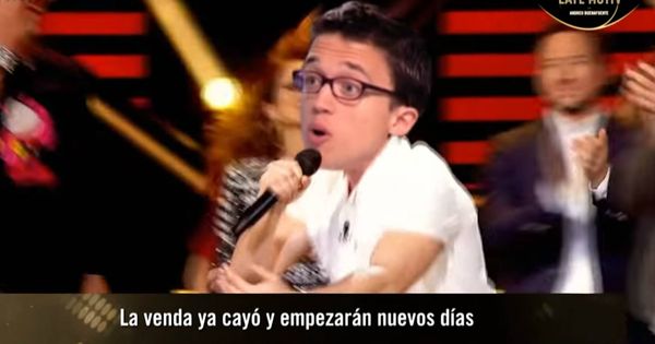 Foto: Errejón en el montaje de Buenafuente cantando 'La venda'. (Youtube)