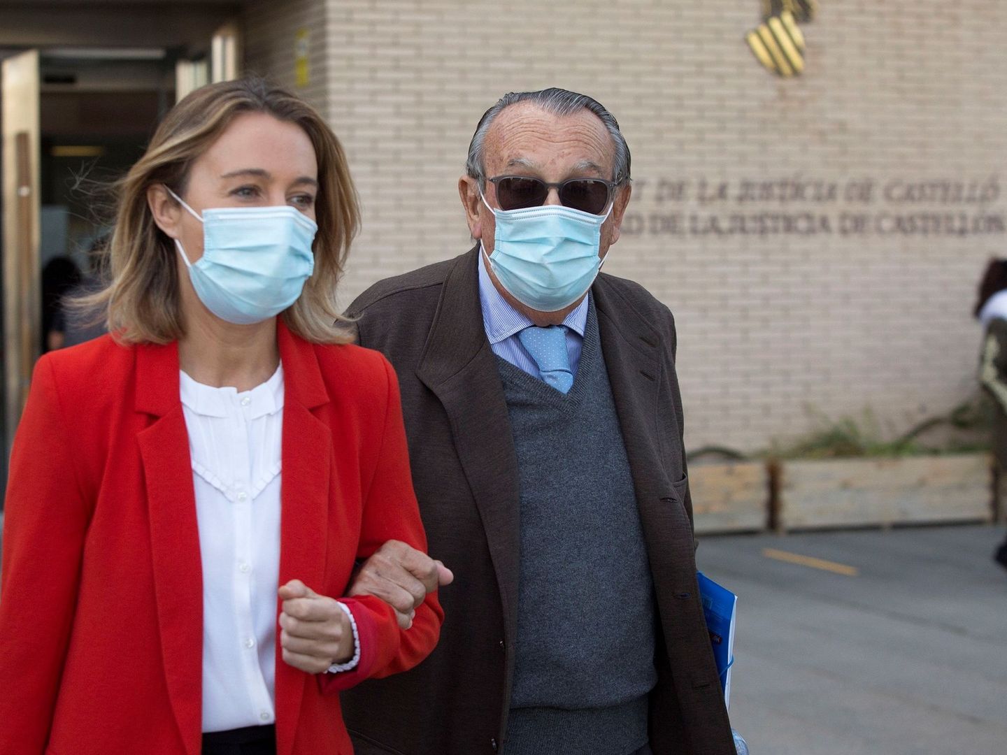 Carlos Fabra, con su hija Andrea, cuando acudió a declarar al juzgado de Castellón. (EFE)