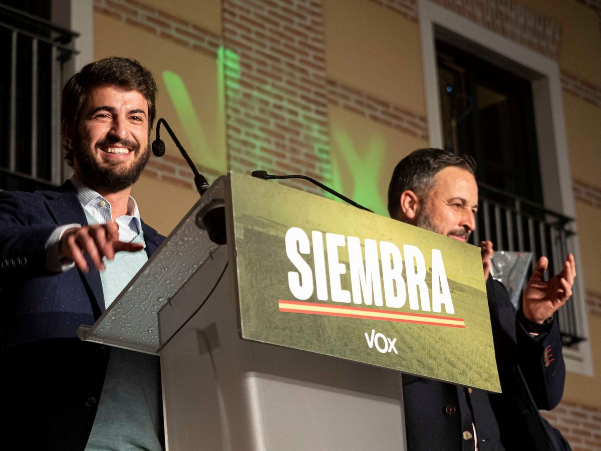 Foto: El candidato de Vox a la presidencia de la Junta de Castilla y León, Juan García-Gallardo (i), acompañado por el presidente del partido, Santiago Abascal. (EFE/Pablo Requejo)