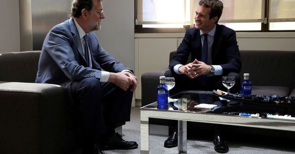 Foto: El nuevo presidente del Partido Popular, Pablo Casado, y el presidente del PP saliente, Mariano Rajoy, este lunes en su primera reunión en la sede nacional del partido. (EFE)