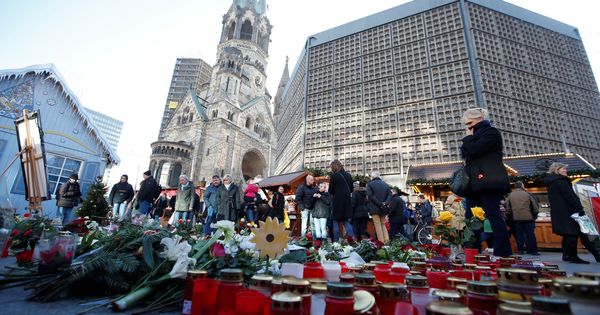 Foto: Flores y velas en el escenario del ataque contra un mercadillo navideño de la plaza Breitscheid, en Berlín, el 30 de diciembre de 2016 (Reuters). 
