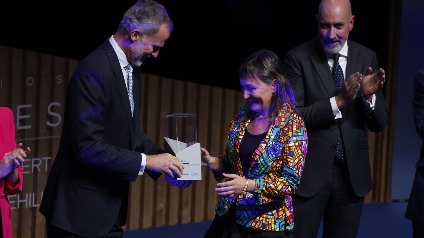 El rey Felipe VI (ci entrega el Premio Impacto Social a la presidenta de Médicos Sin Fronteras, Paula Gil (c), durante la gala de entrega de la V edición de los Premios Influyentes, este martes en el museo Reina Sofía de Madrid. (EFE/Juanjo Martín)