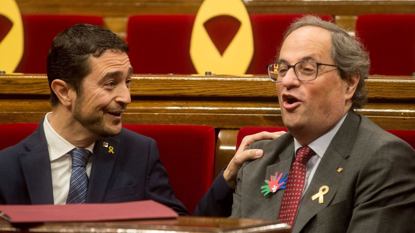 El presidente de la Generalitat Quim Torra, cambia impresiones con el conseller de Territorio y Sostenibilidad Damià Calvet. (EFE)