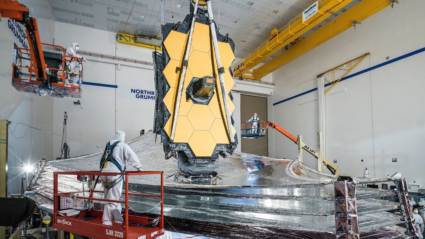 Ingenieros ultiman detalles del telescopio espacial James Webb. (EFE/Chris Gunn)    