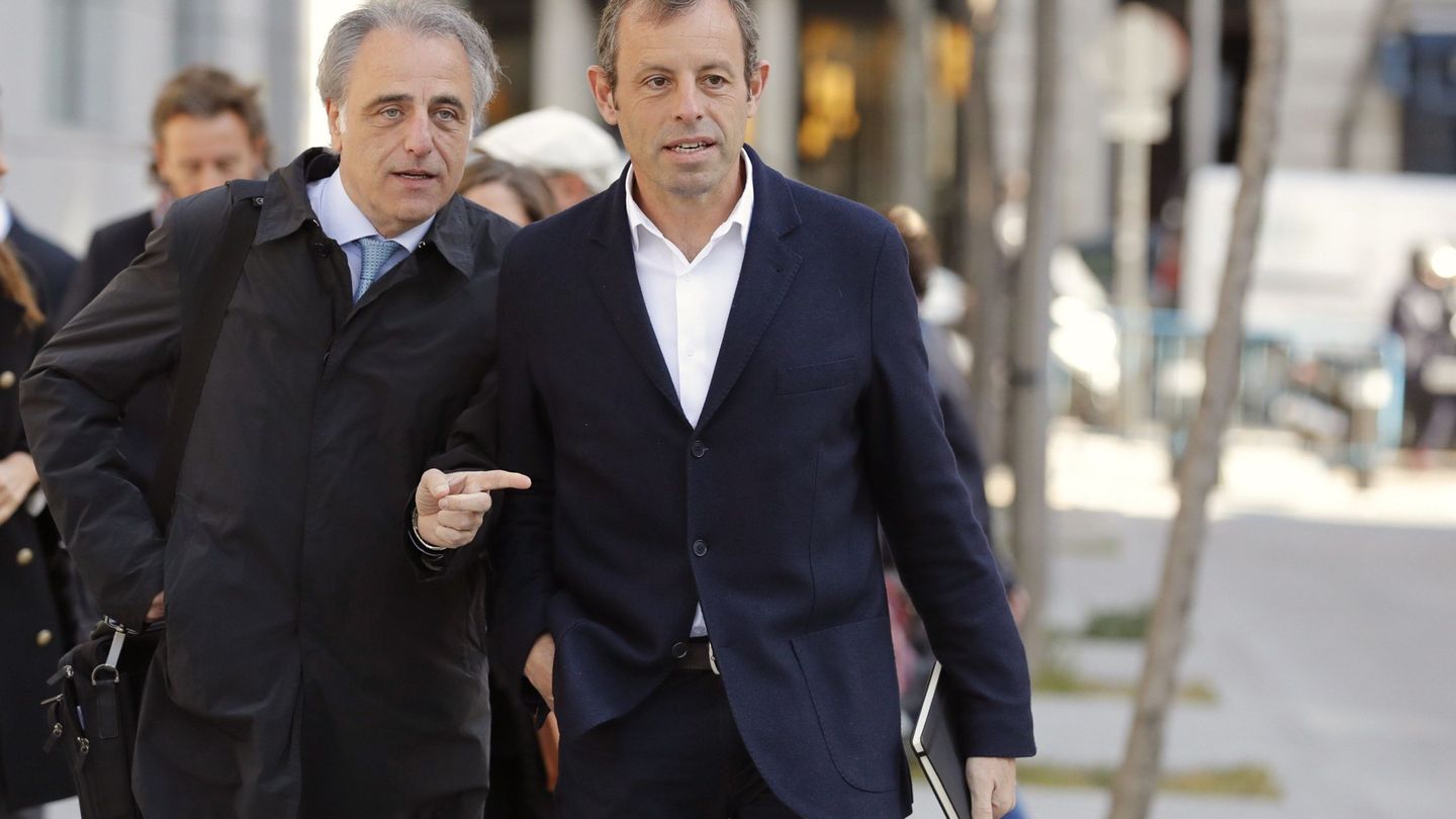 Sandro Rosell, a su llegada a la Audiencia Nacional con el abogado Pau Molins. (EFE)
