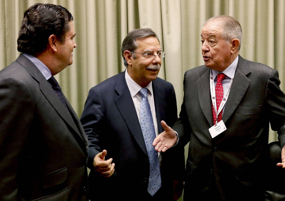 Foto: Los presidente de Endesa, Borja Prado (i); de REE, José Folgado (c); y de Gas Natural Fenosa, Salvador Gabarró. (EFE)