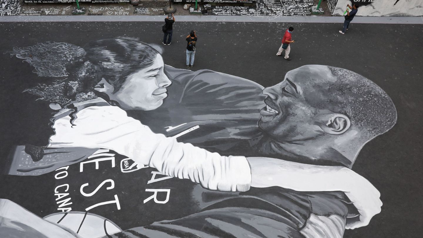 Un mural de Kobe y su hija en Manila. (Efe)