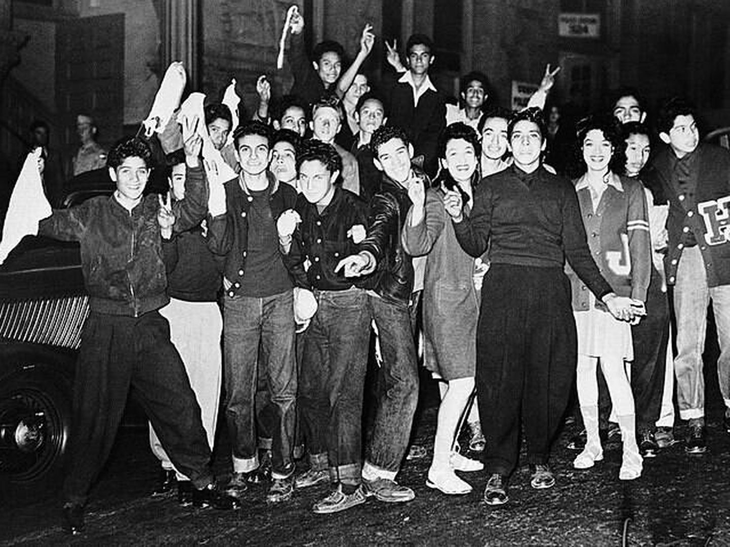 Los Zoot-Suiters y las Pachuca Rebels, durante una manifestación que acabó en disturbios, el 11 de junio de 1943 en Los Angeles. (Wikimedia Commons)