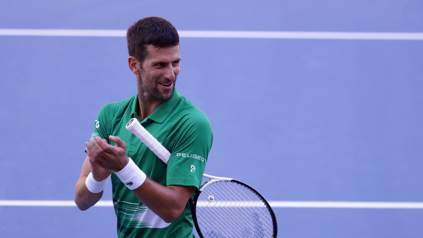 Djokovic sonríe al concluir un partido. (Reuters/Christophe Petit)