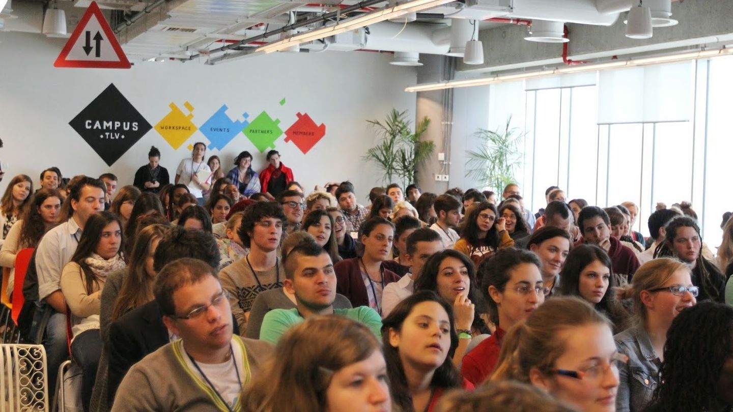 Sala de charlas en el campus de Google en Tel Aviv