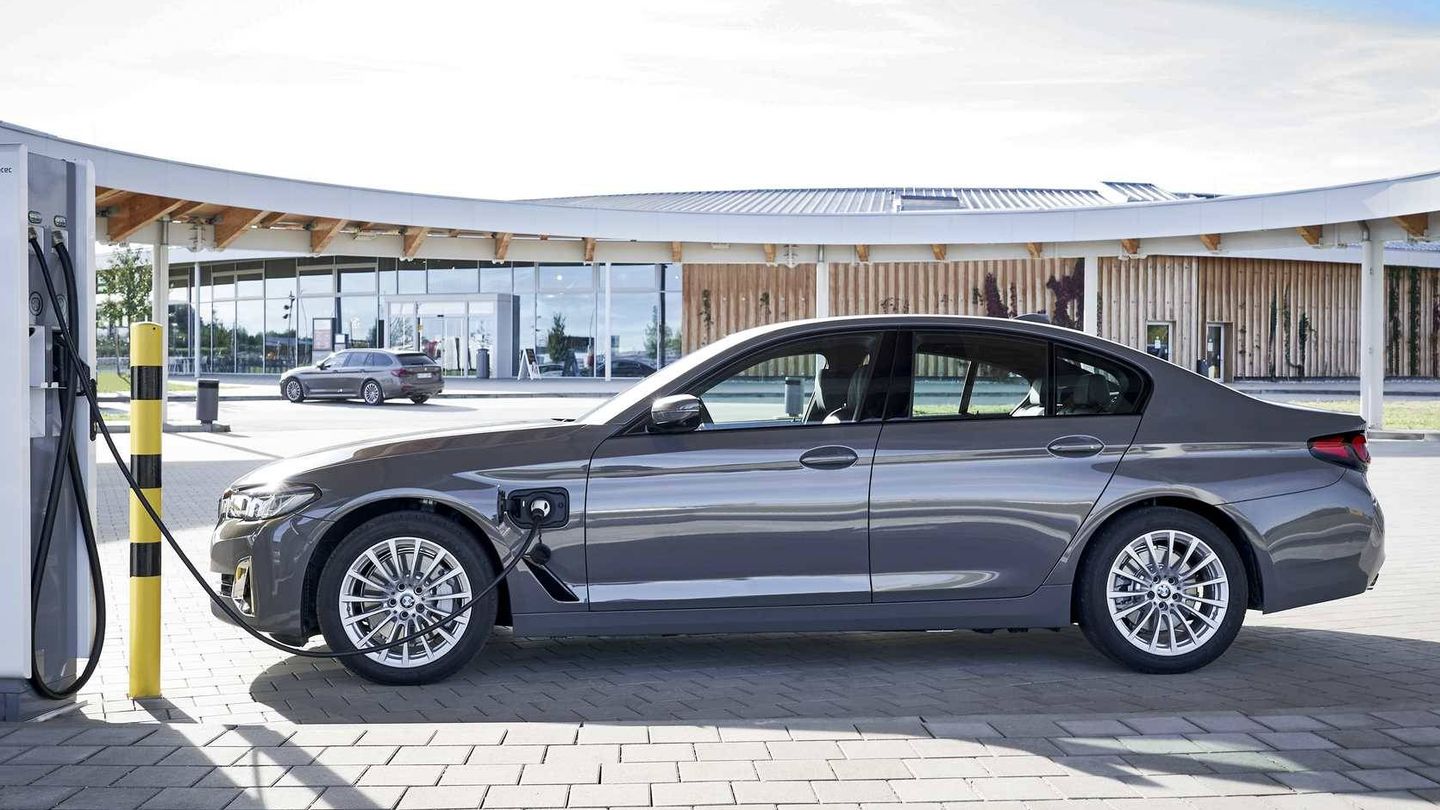 El nuevo BMW 520e tiene una potencia combinada de 204 caballos.