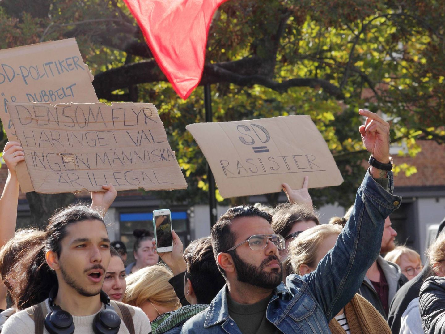'Demócratas de Suecia igual a racistas', dice en una de las pancartas que exhiben los manifestantes. (Ton Falqués)