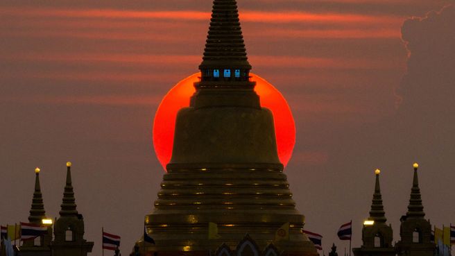 Foto de El sol se pone detrás del Monte Dorado en Bangkok