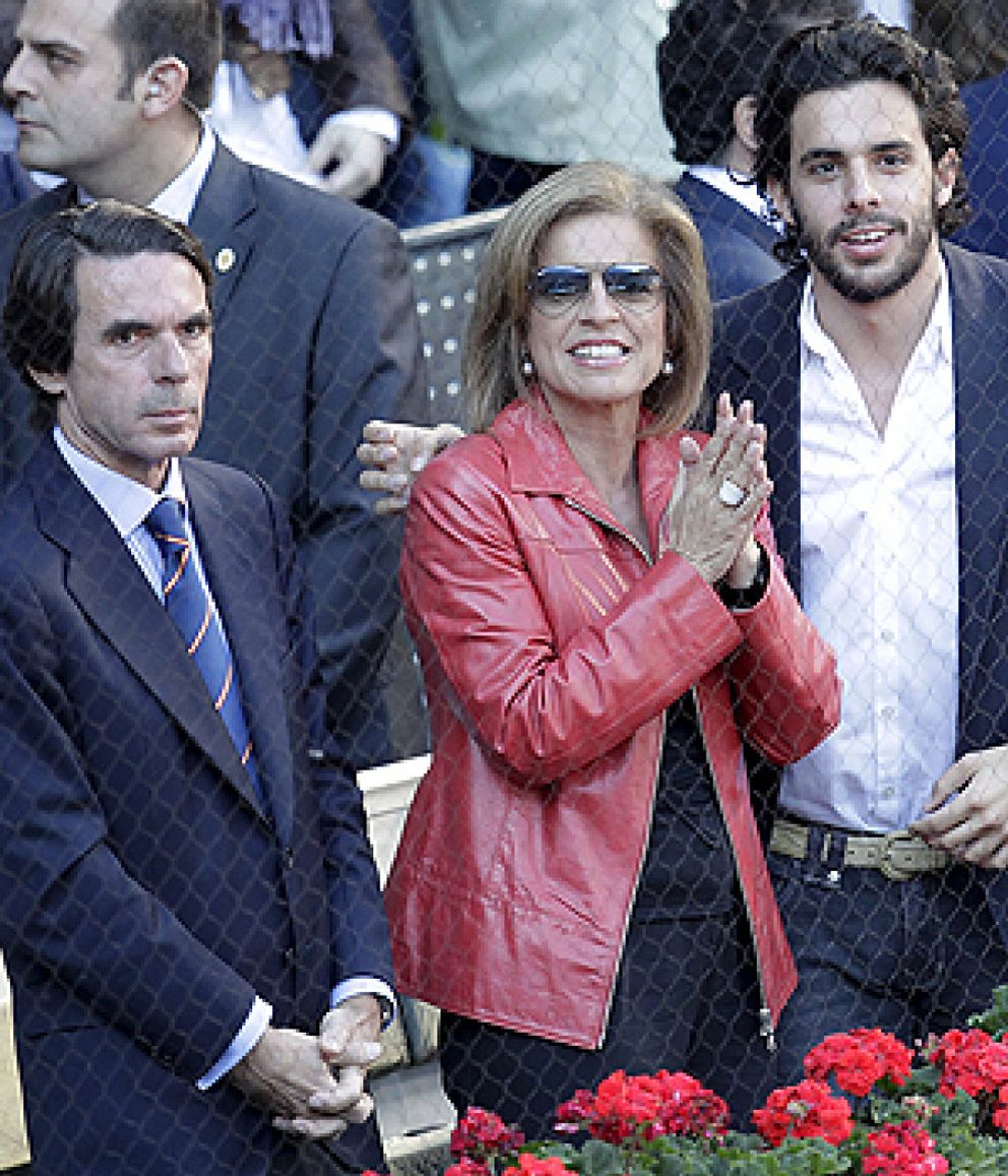 Foto: Los Aznar pasean su orgullo por la facultad