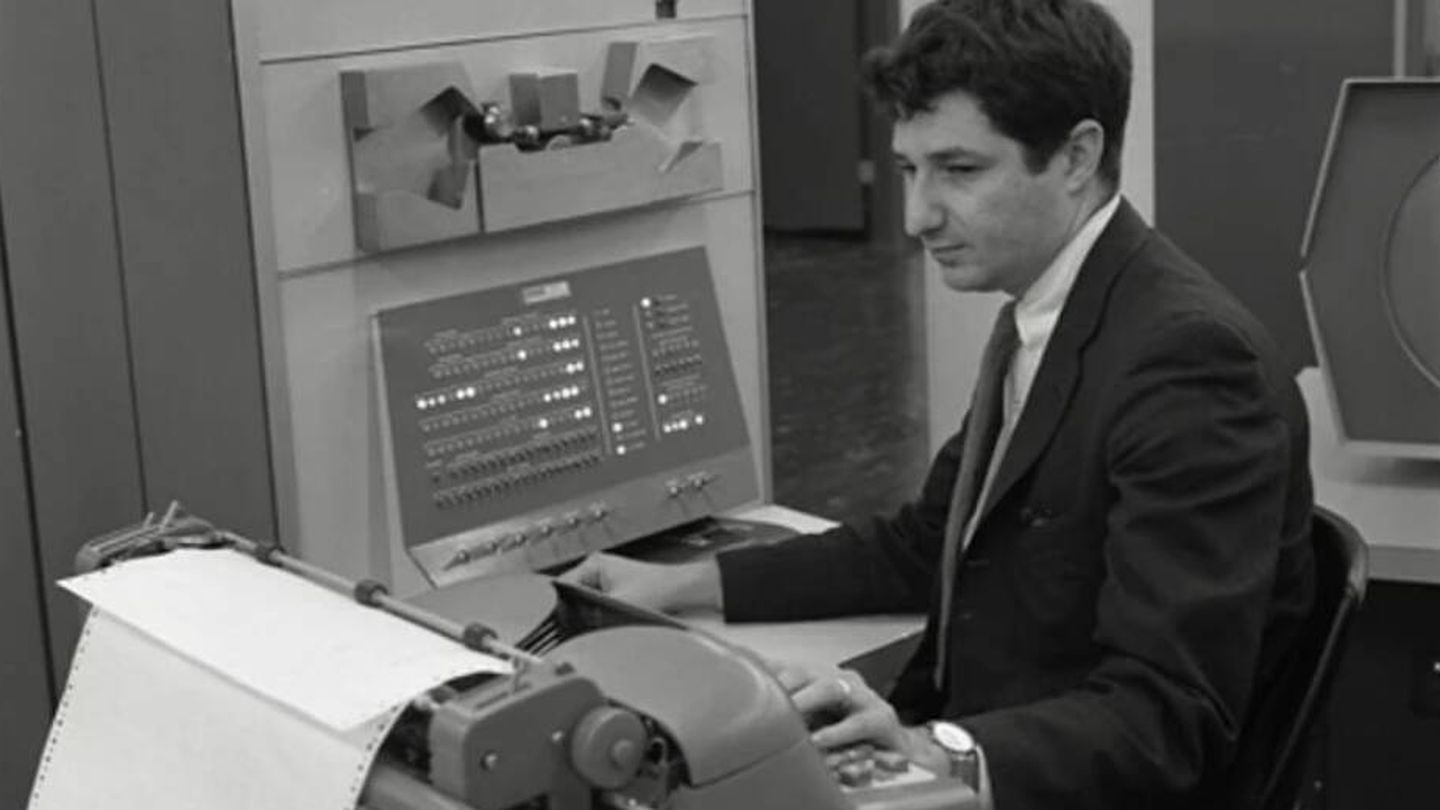 Ed Fredkin trabajando en un procesador de datos programado. (School of Computer Science/Carnegie Mellon University)