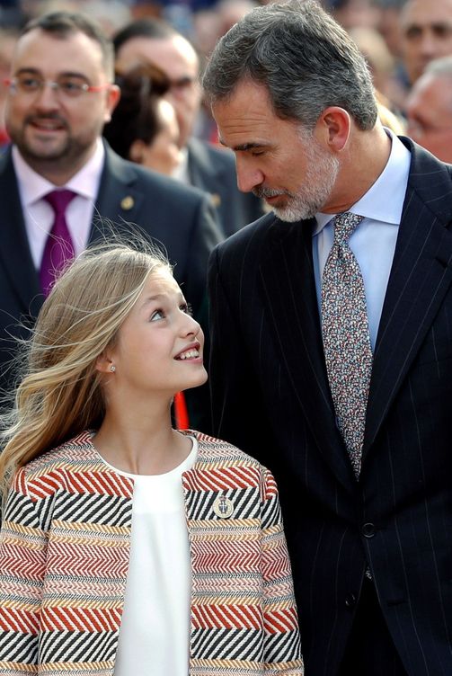 El rey Felipe VI y la princesa Leonor en el acto oficial de bienvenida por los Premios Princesa de Asturias de 2019. (EFE/Ballesteros)