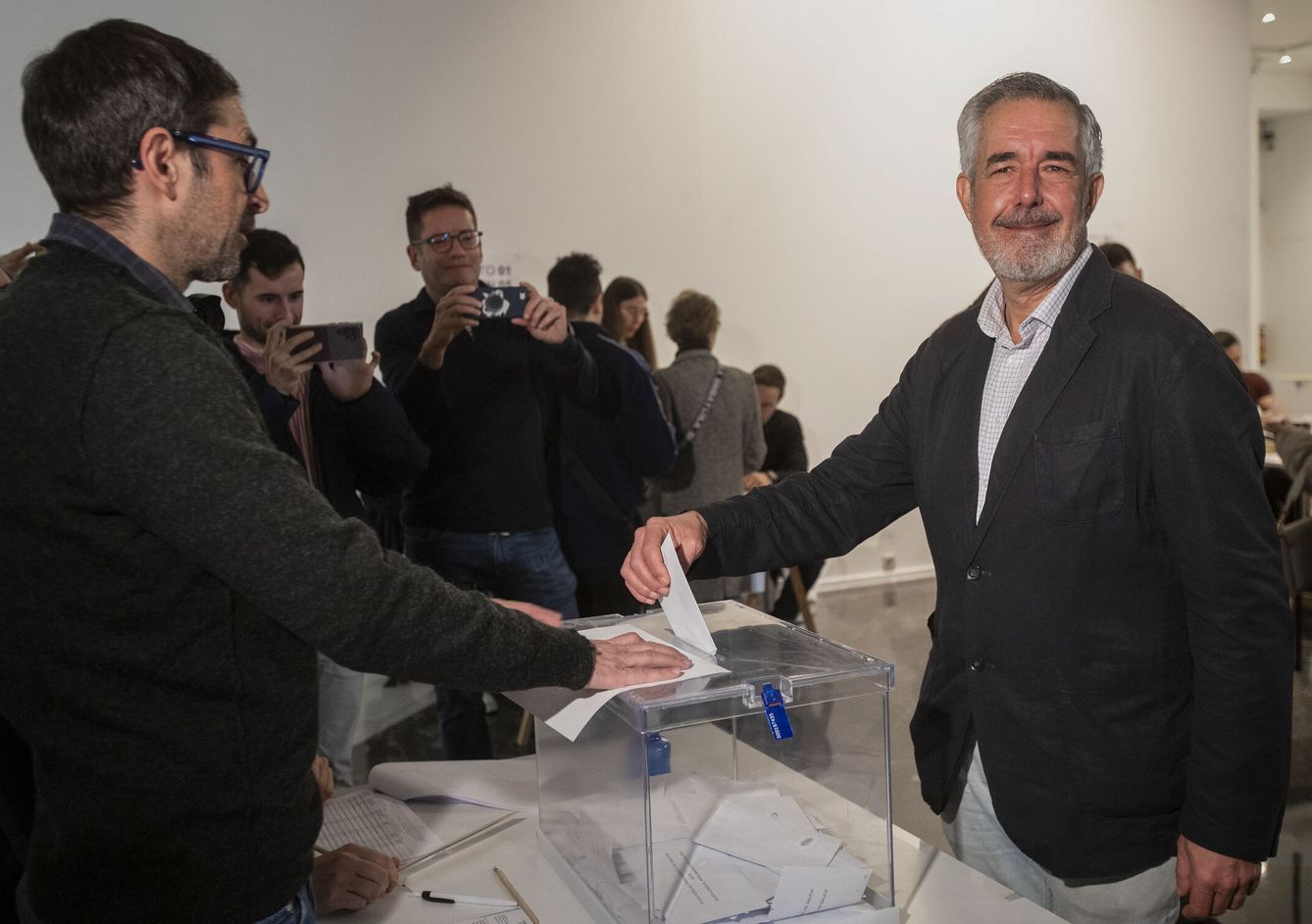 Díaz-Mella (Vox) ha sido el último candidato en acudir a las urnas.