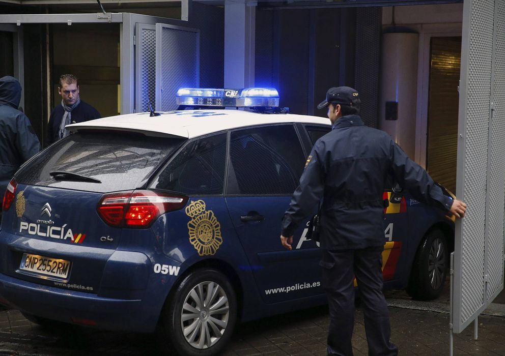 Foto: Un coche de la Policía Nacional entra en el garaje de la sede de la Audiencia Nacional. (EFE)