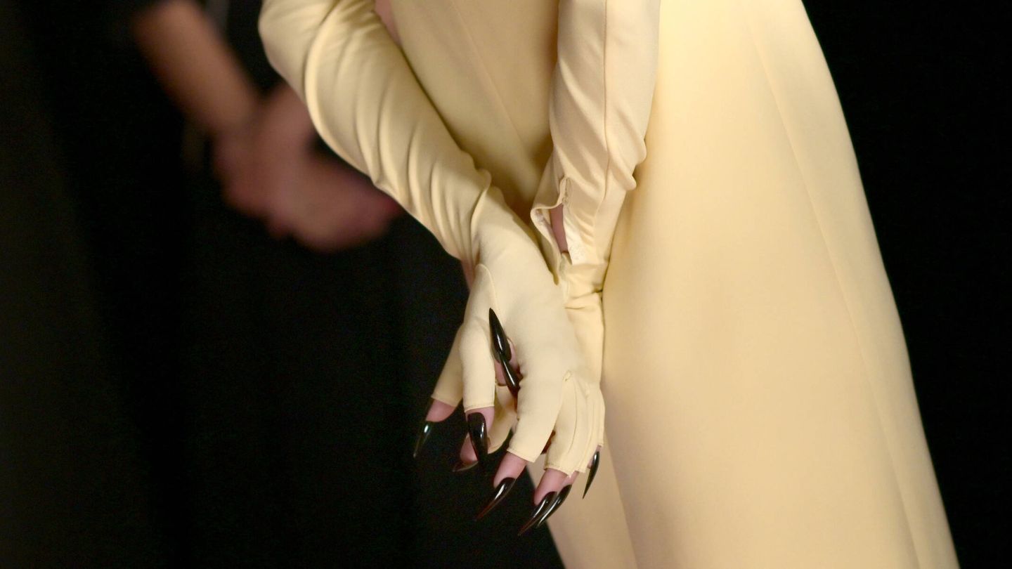 Detalle de la manicura de Emma Corrin en los Emmy 2021. (Getty)