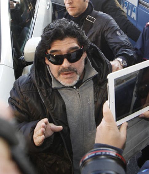 Foto: Maradona se lanza a pedradas contra los fotógrafos