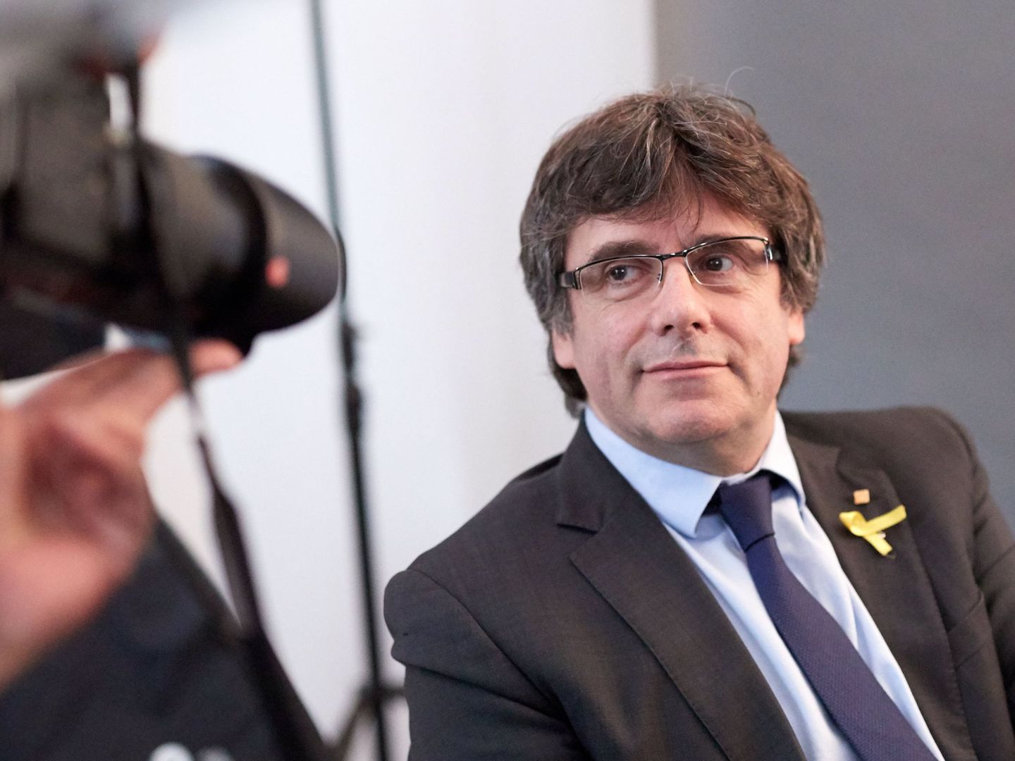 El expresidente de la Generalitat Carles Puigdemont posa para los fotógrafos en abril. (EFE)  