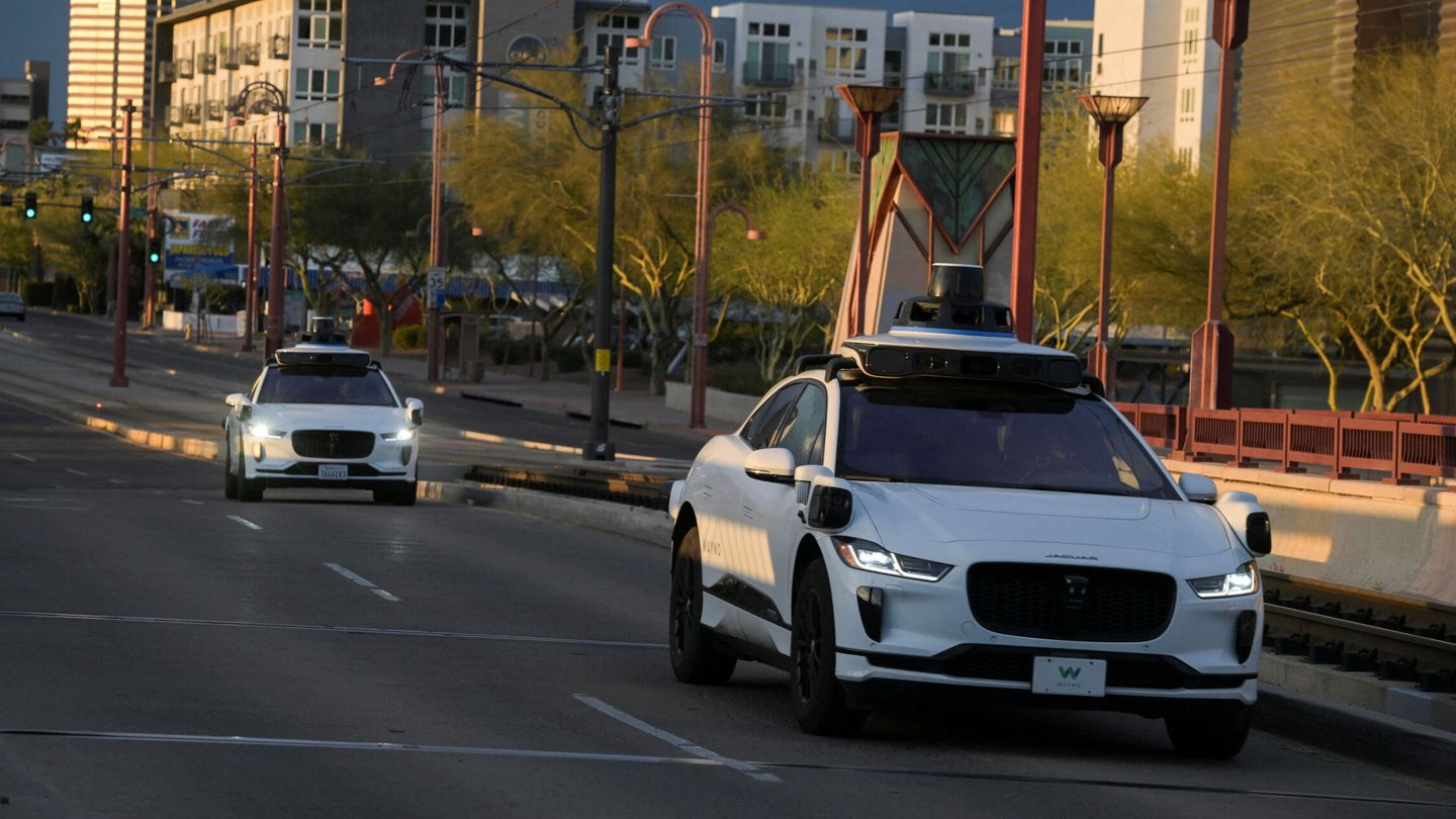 Dos taxis sin conductor de Waymo en Phoenix, Arizona. (Reuters)