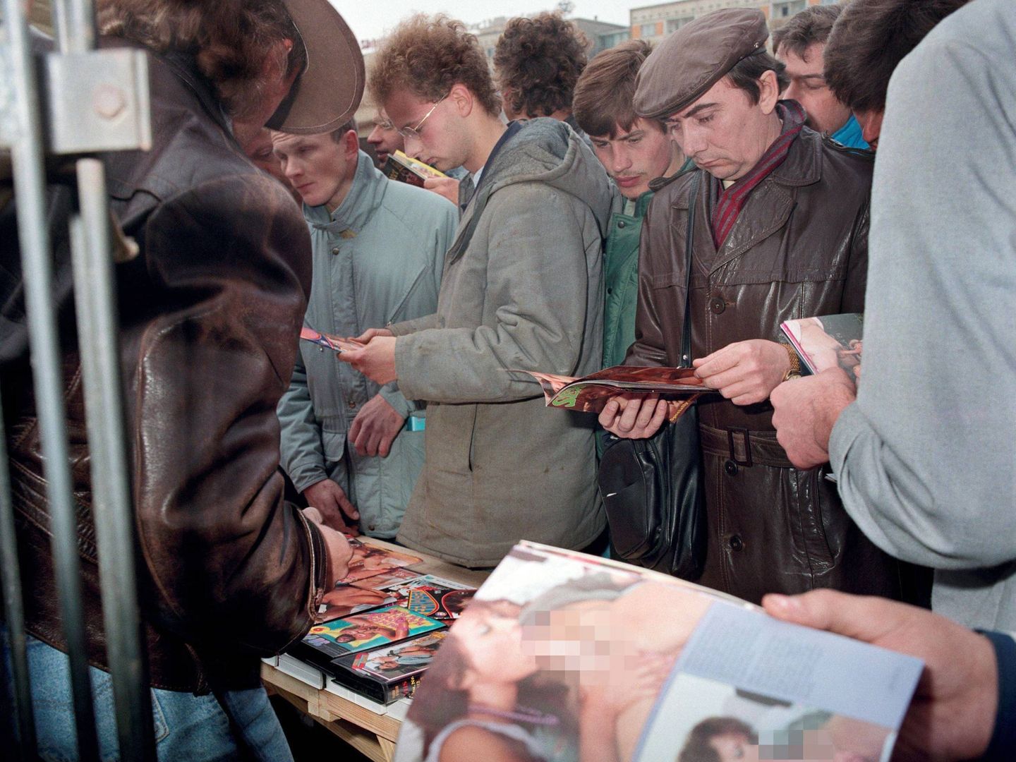 Mercadillo de revistas porno en Dresde, 1988. (Cordon Press)