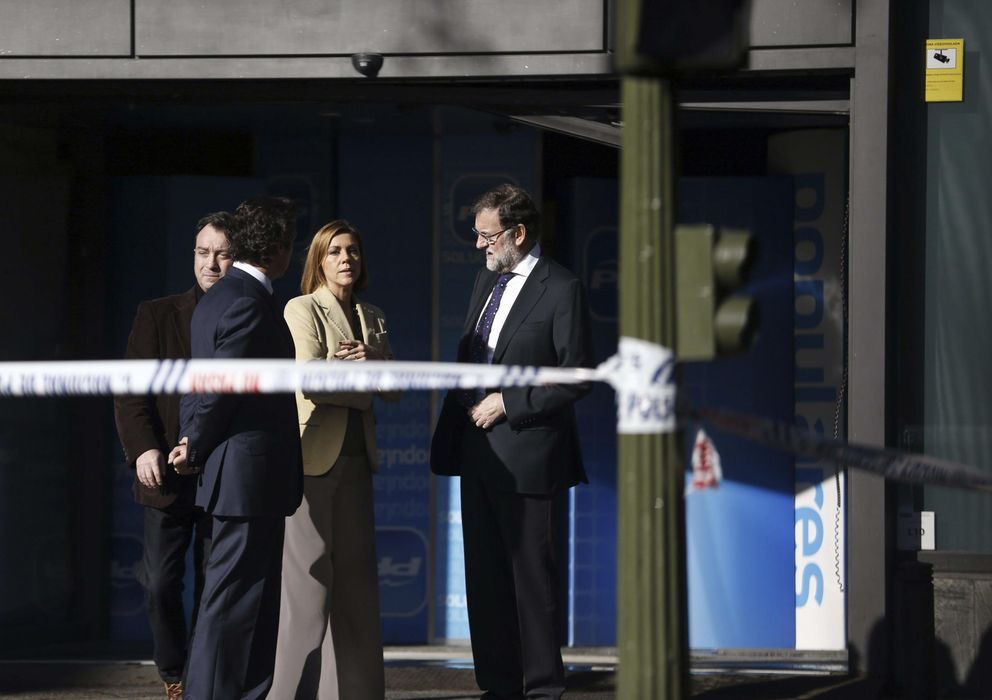 Foto: El presidente del Gobierno español Mariano Rajoy (dch) y la secretaria general del Partido Popular, María Dolores de Cospedal, (c) en la sede del PP (Efe)