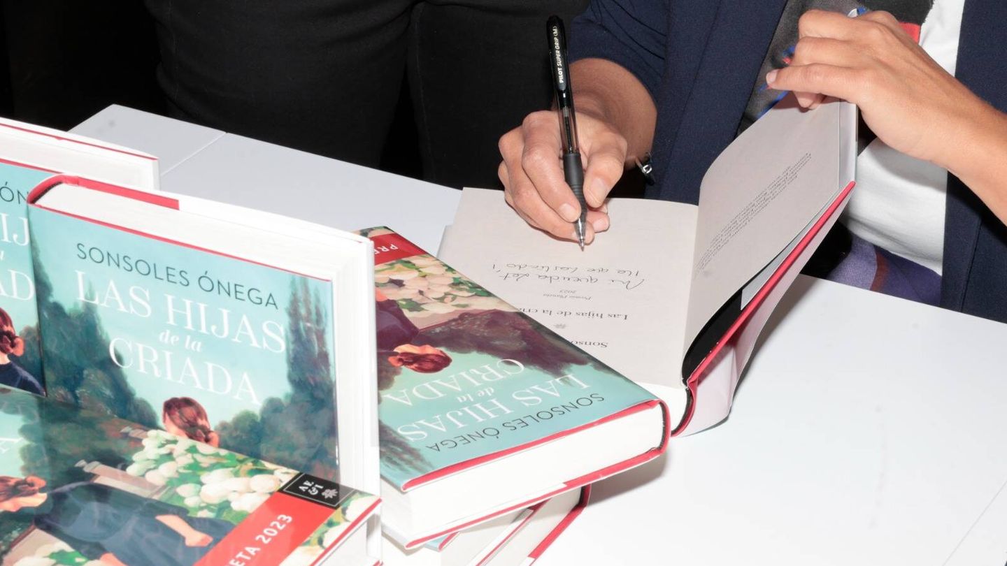 Sonsoles Ónega firmando un ejemplar de su libro a la reina Letizia. (Gtres/Jesús Briones)