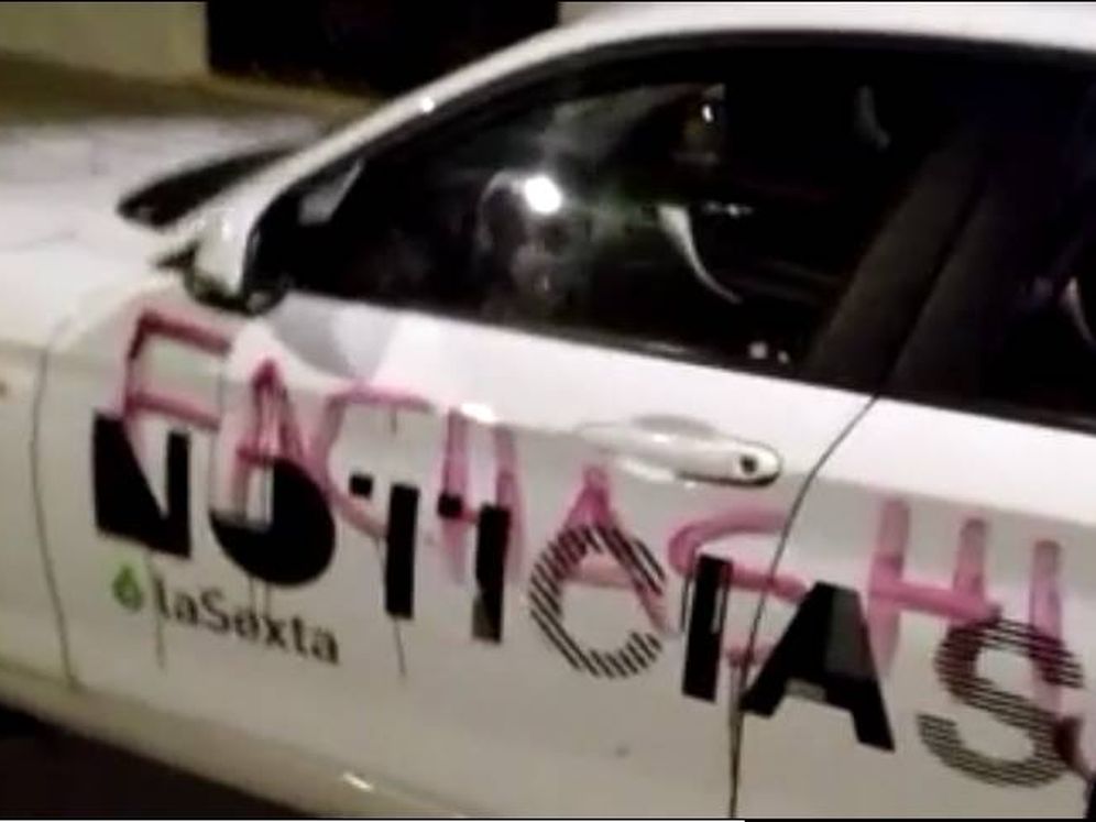 Foto: Vehículo de La Sexta, atacado con pintura en Cataluña. (Atresmedia)