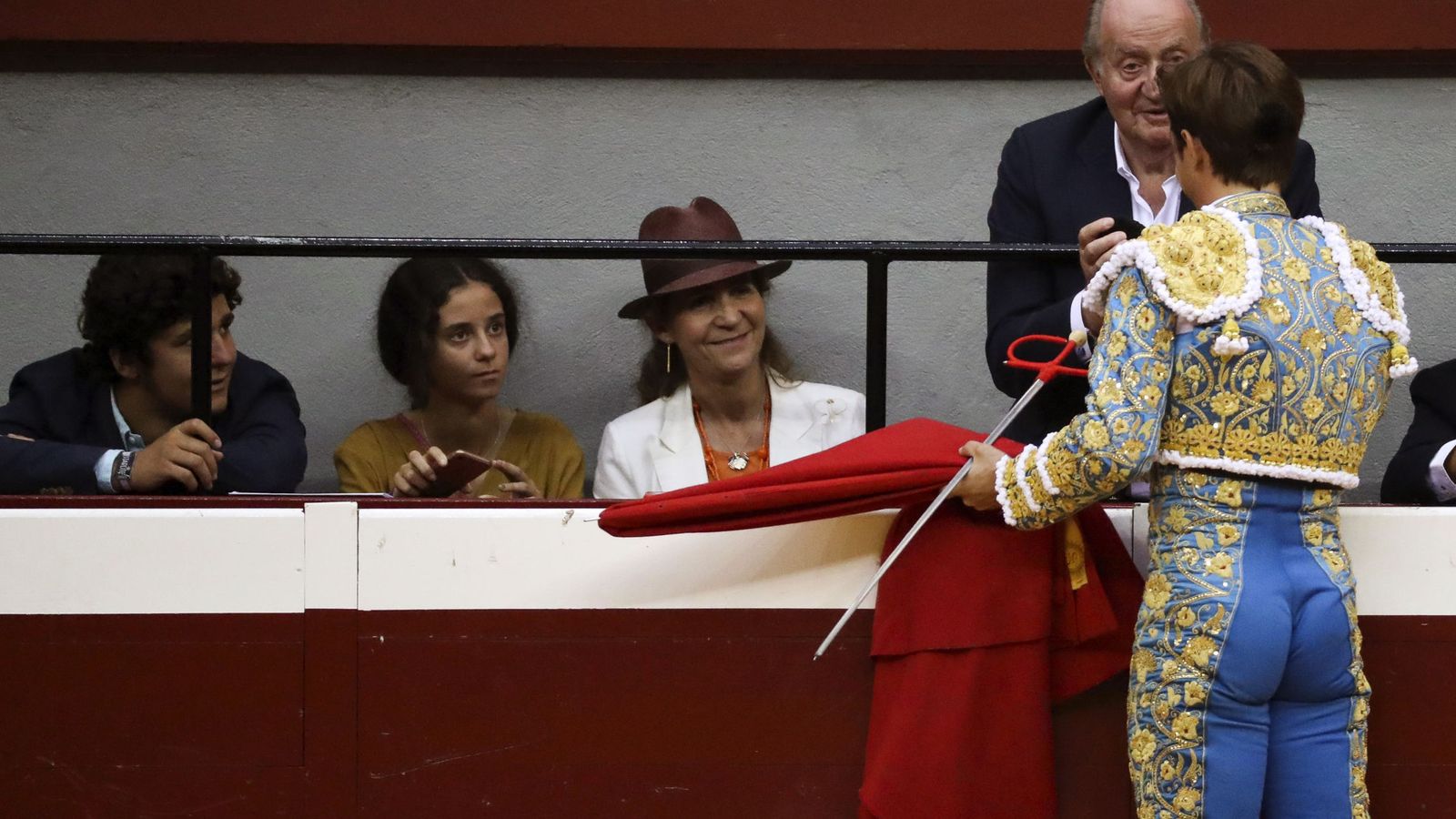 Foto: El diestro Julián López "El Juli" brinda su segundo toro de la tarde al rey Juan Carlos. (EFE)