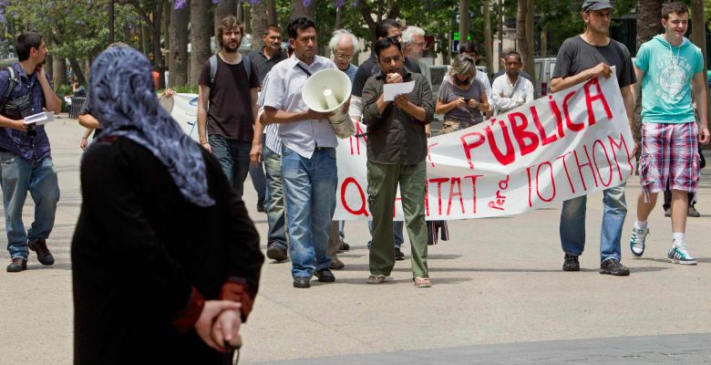 Protesta en Barcelona por la retirada de la tarjeta sanitaria a los 'sin papeles'. (EFE)