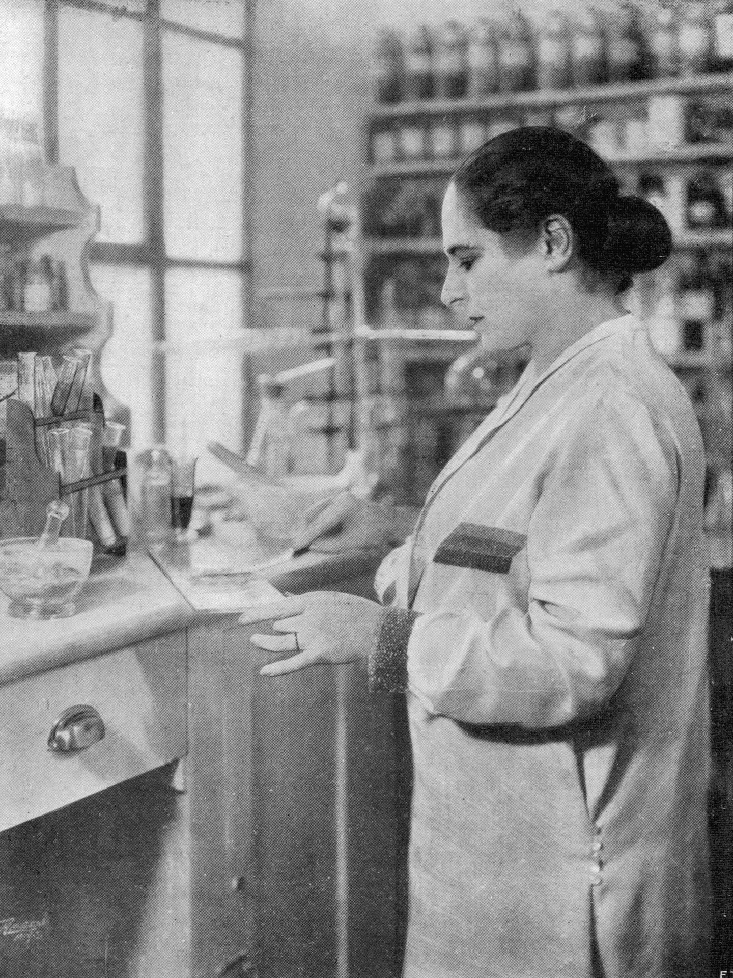 Helena Rubinstein, formulando en su laboratorio. (Cordon Press/Helena Rubisntein/Mary Evans P.L.)
